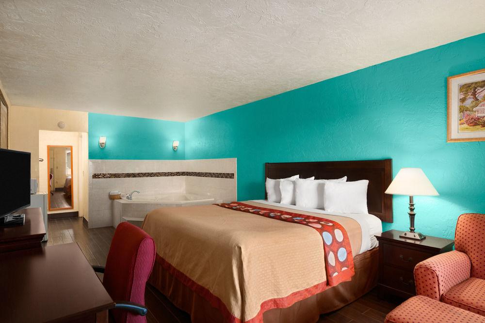 Super 8 By Wyndham Sarasota Area Motel