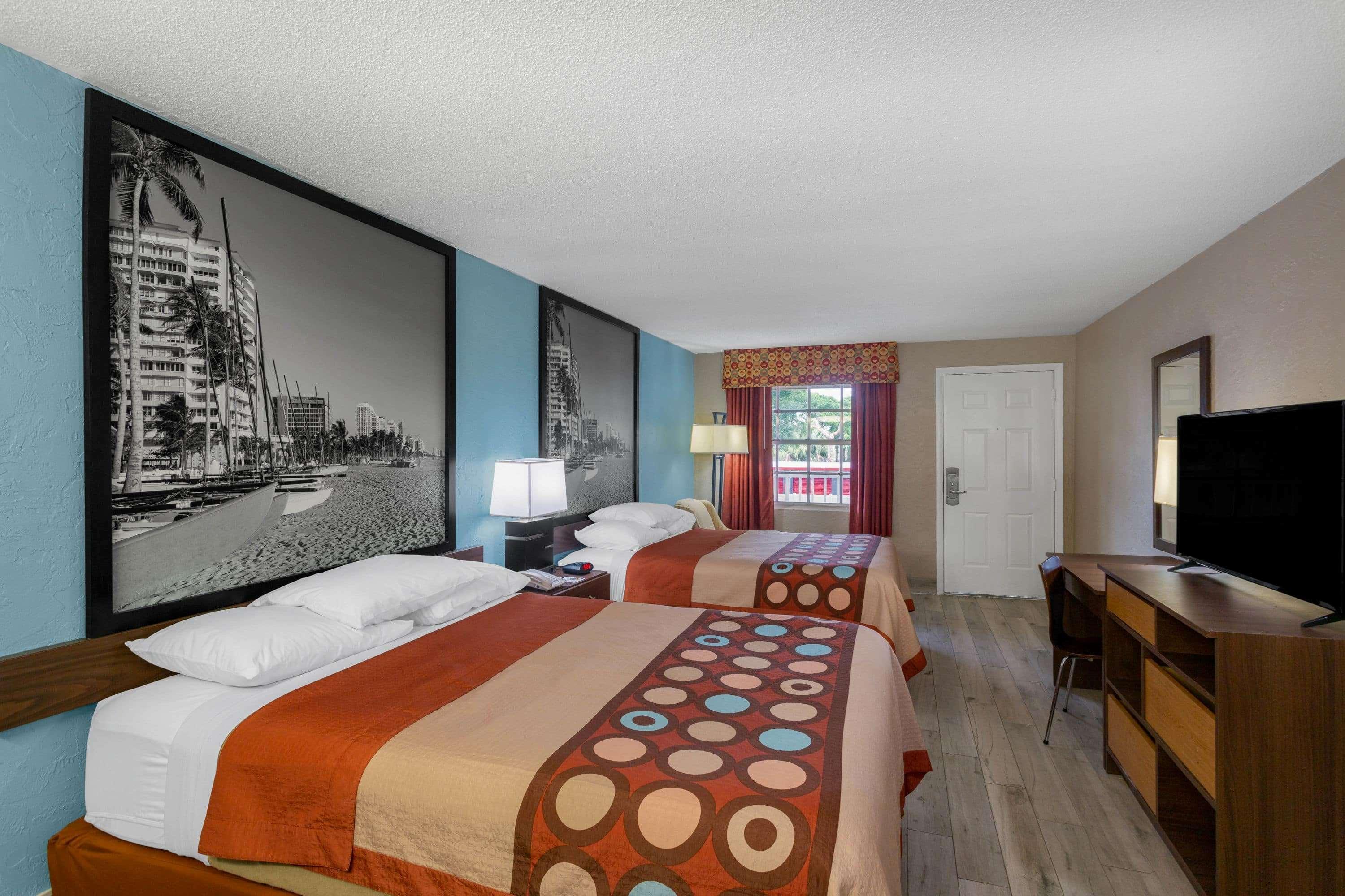 Super 8 By Wyndham Sarasota Area Motel